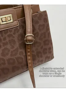 Dettaglio borsa leopardata con tracolla regolabile per uso a spalla o a tracolla