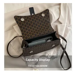 Aperçu de la capacité intérieure du sac à bandoulière vintage avec fermoirs magnétiques
