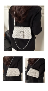 Détails du sac bandoulière beige avec motif monogramme M et chaîne en métal doré