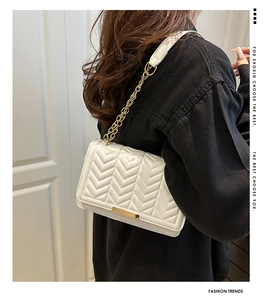 Vue détaillée du sac bandoulière blanc matelassé avec chaîne dorée sur mannequin