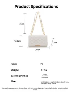 Sac à bandoulière matelassé blanc dimensions 20x12,5x7cm avec détails de chaîne dorée