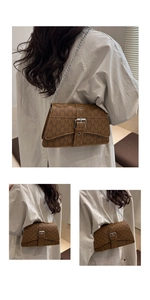 Détails du sac à bandoulière marron avec motif de lettres, boucle argentée et chaîne