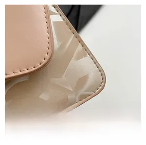 Detail der kleinen Vintage-Tasche mit rosa Leder-Nähten und klassischem Monogramm-Muster