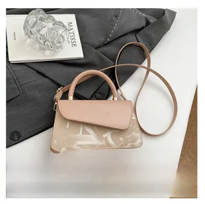 Detail der beigen quadratischen Tasche mit FASHION & BAGS-Schriftzug und Riemen