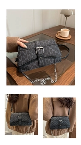Détail du sac vintage gris montrant la boucle argentée et le motif jacquard de la lettre M