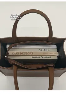 Geräumiges Innenfach der braunen Kunstleder-Tragetasche mit Platz für Bücher und Utensilien