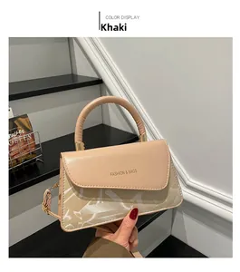 Khaki Leder Umhängetasche mit Griff oben und Fashion & Bags Text im Detail