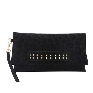 Pochette nera con stampa leopardata, rivetti dorati e cinturino per un look moderno