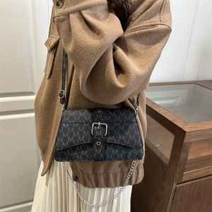Sac bandoulière vintage noir avec imprimé lettres grises et boucle en métal pour femme