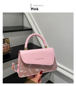 Rosa PU-Leder Umhängetasche mit Goldgriff und Fashion & Bags Text-Detail