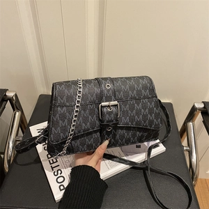 Sac bandoulière gris chic avec imprimé lettres M et bandoulière chaîne pour femme
