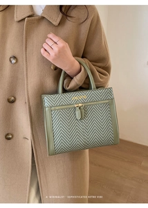 Details zur salbeigrünen Ledertasche mit Fischgrätmuster und goldenem Markennamen