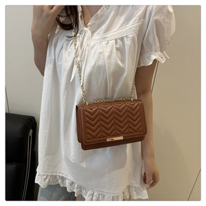 Sac bandoulière marron matelassé avec chaîne dorée et motif à chevrons classique