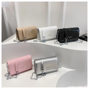 Cinq sacs bandoulière en cuir verni brillant avec chaînes argentées en diverses couleurs