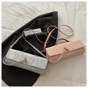 Details von silbernen und rosa Handtaschen mit Schlangenprägung und Metallverschluss