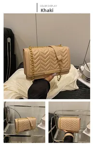 Détail du sac en similicuir matelassé en V kaki avec bandoulière chaîne dorée