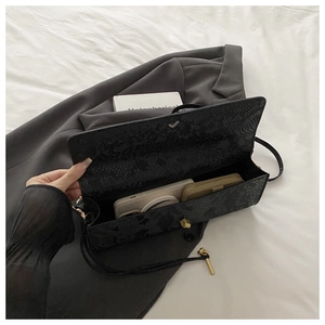 Innenansicht der schwarzen Clutch mit Schlangenprägung und Platz für Handy und Geldbörse