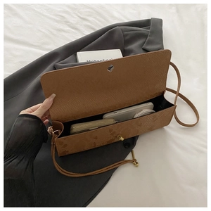 Detailansicht der Schlangenhaut-Handtasche mit Platz für Handy und Geldbörse innen
