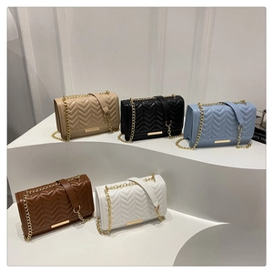 Collection de sacs bandoulière matelassés en cinq couleurs avec chaînes dorées