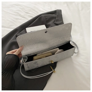 Silberne Handtasche mit Schlangenmuster und geräumigem Innenraum für Handy und Geldbörse
