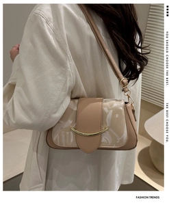Dettaglio borsa patchwork in pelle beige con fibbia in metallo e tracolla regolabile