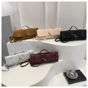 Detailansicht eleganter Handtaschen mit Schlangenprägung in fünf Farben mit Golddekor