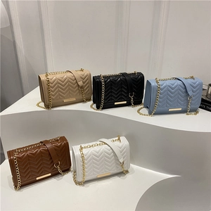 Petit Sac à Épaule en Cuir Synthétique Matelassé en V pour Femme Sac Bandoulière Mode Avec Chaîne Dorée Élégant