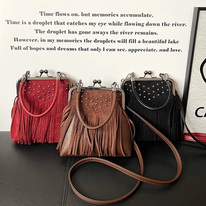 Women Vintage Tassel Crossbody Bag Retro Rivet Shoulder Bag Kiss-Lock Doctor Handbag PU Leather Bohemian Fringe Purse Ladies