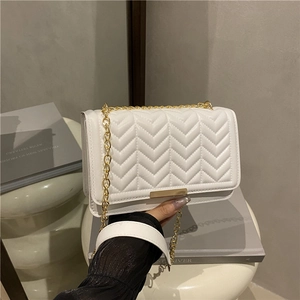 Petit sac bandoulière blanc matelassé en V avec élégante chaîne dorée claire