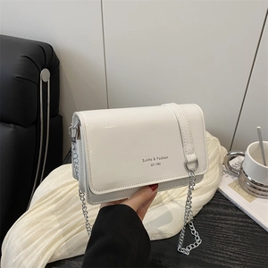 Sac Bandoulière Femme à Chaîne en Cuir Verni Minimaliste Urbain Sac à Épaule Carré Brillant en Cuir Synthétique