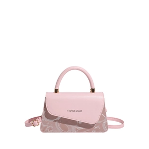 Bolso bandolera rosa con textura de mármol, asa superior y estampado de letras