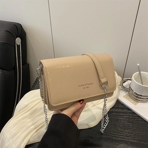 Sac bandoulière beige chic avec chaîne métallique et logo Sunlta & Fashion brodé