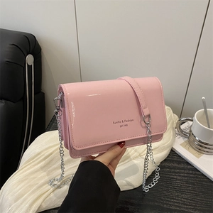 Petit sac à bandoulière rose en cuir verni avec chaîne argentée au design minimaliste