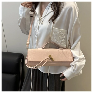 Nahaufnahme der rosa Handtasche mit Schlangenmuster, Goldknoten und Lederriemen