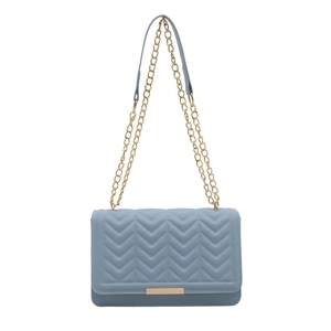 Sac à bandoulière matelassé bleu clair avec coutures en V et bandoulière chaîne dorée