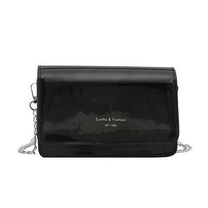 Sac à bandoulière en cuir verni noir brillant avec chaîne argentée et logo épuré