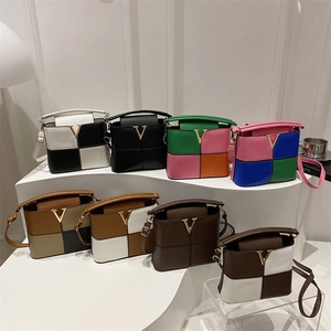 Women Trendy Small Square Handbag Contrast Color Stitching Crossbody Bag Synthetic Leather Metal Logo Shoulder Bag Fashion 通勤 Purse