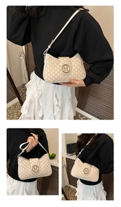 Tre viste della borsa a spalla in PU beige con motivo monogramma e fibbia in metallo a M
