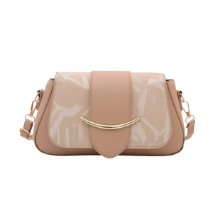 Borsa a tracolla nude minimalista con finiture dorate e patta testurizzata chic
