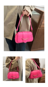 Dettaglio della borsa rosa con stampa coccodrillo e fibbia dorata curva elegante