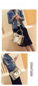 Détail du sac en PVC transparent avec pochette dorée et bandoulière en chaîne