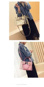 Détail du sac en PVC transparent avec pochette intérieure et poignées en métal doré