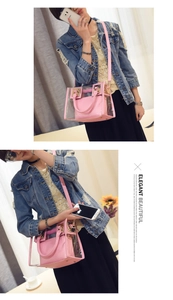 Vue détaillée du sac de plage rose en PVC avec pochette et bandoulière réglable