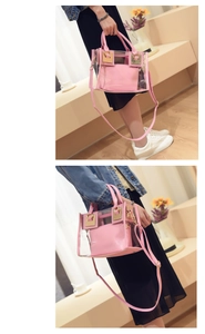 Détail du sac en PVC rose transparent avec pochette intérieure et boucles dorées