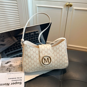 Classica borsa sottobraccio in pelle PU crema con motivo M e fibbia dorata