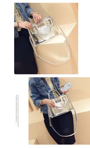 Détail du sac cabas transparent en PVC avec pochette argentée et bandoulière amovible