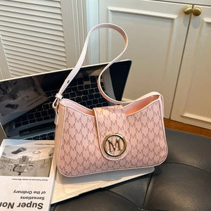Borsa a spalla rosa in PU con motivo monogramma M e logo circolare in metallo dorato