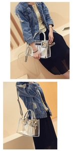 Détail du sac cabas argenté en PVC transparent avec pochette intérieure métallique amovible