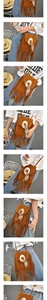 Detail der braunen Wildledertasche mit langen Fransen, Metallschnalle und Federschmuck