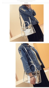 Détail du sac de plage transparent avec pochette argentée et accessoires dorés élégants